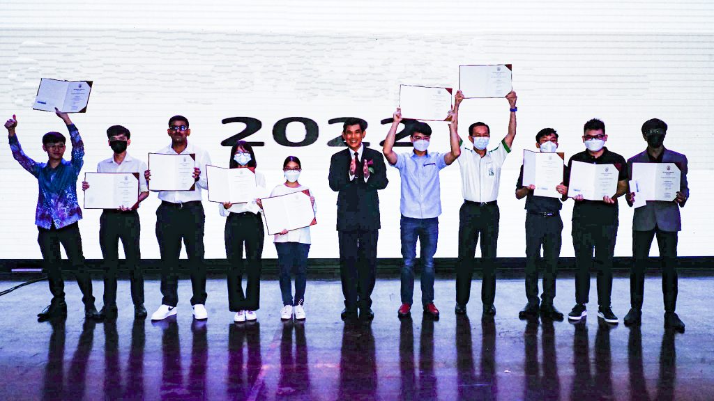 Mr. Steven Chan presenting the OPA Scholastic Award to members’ children
