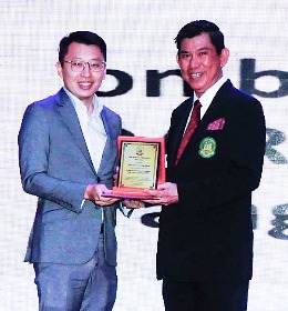 Mr. Kevin Lee receiving the memento on behalf of Dato’ Seri Lee Tian Hock (S.S.N.S.)