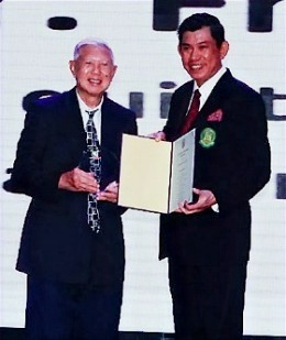 Mr. Francis Siow receiving the Outstanding Paulian Award 2022 from Mr. Steven Chan