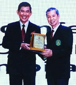 Dato’ Lai See Ming receiving the memento on behalf of Dato’ Lim Kian Onn (D.P.N.S.)